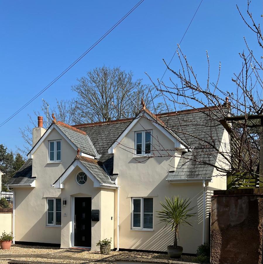Monty Cottage, Coastal Boutique House *